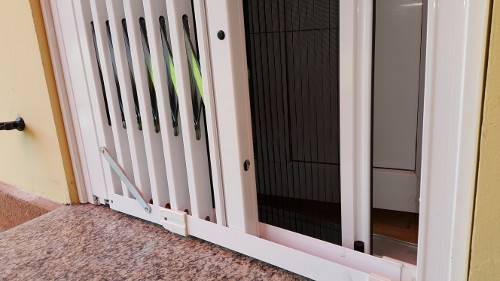 Plasa plisse intre usa principala si grilaj securitate